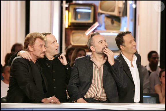 Johnny Hallyday et Fabrice Luchini, Antoine Dulery et Arthur sur le plateau des "Enfants de la télé" en 2006.