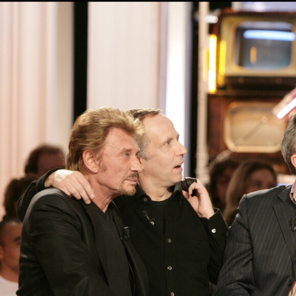 Johnny Hallyday et Fabrice Luchini, Antoine Dulery et Arthur sur le plateau des "Enfants de la télé" en 2006.