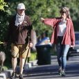 Mark Harmon (de la série NCIS) et sa femme Pam Dawber promènent leur chien dans le quartier de Brentwood à Los Angeles, le 27 mai 2020.