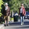 Mark Harmon (de la série NCIS) et son épouse Pam Dawber promènent leur chien dans le quartier de Brentwood à Los Angeles, le 27 mai 2020.