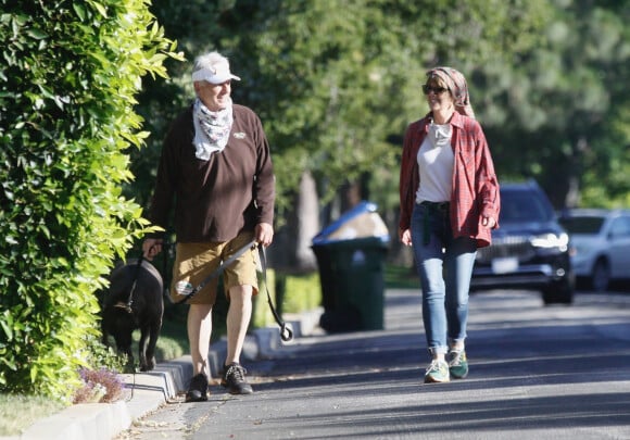 Mark Harmon (de la série NCIS) et son épouse Pam Dawber promènent leur chien dans le quartier de Brentwood à Los Angeles, le 27 mai 2020.