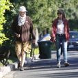 Mark Harmon (de la série NCIS) et sa femme Pam Dawber promènent leur chien dans le quartier de Brentwood à Los Angeles, le 27 mai 2020.