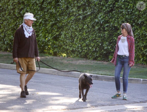 Mark Harmon (de la série NCIS) et sa femme Pam Dawber promenant leur chien dans le quartier de Brentwood à Los Angeles, le 27 mai 2020.