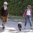 Mark Harmon (de la série NCIS) et sa femme Pam Dawber promenant en couple leur chien dans le quartier de Brentwood à Los Angeles, le 27 mai 2020.