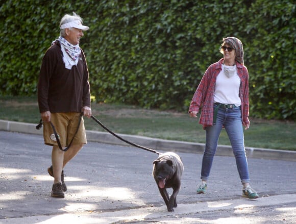 Mark Harmon (de la série NCIS) et sa femme Pam Dawber promenant en couple leur chien dans le quartier de Brentwood à Los Angeles, le 27 mai 2020.