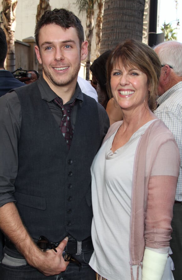 Sean Thomas Harmon et Pam Dawber, l'un des deux fils et l'épouse de Mark Harmon, lors de l'inauguration de l'étoile de l'acteur sur le Hollywood Walk of Fame à Los Angeles le 1er octobre 2012.