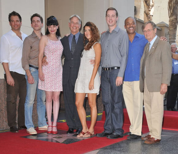 Marc Harmon entouré de ses partenaires de la série NCIS lors de l'inauguration de son étoile sur le Hollywood Walk of Fame à Los Angeles le 1er octobre 2012.