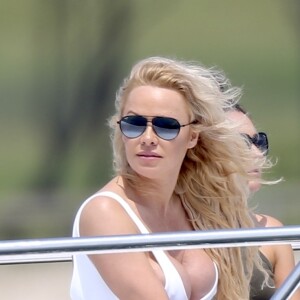 Exclusif - Pamela Anderson en pleine séance photo très sexy sur un yacht au large de Gold Coast sur la côte est de l'Australie. Entre 2 séances photos, Pamela boit du champagne et se relaxe au soleil. Le 26 novembre 2019