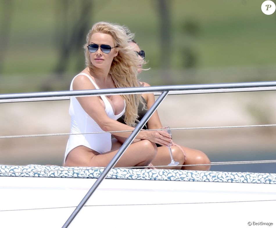 Exclusif - Pamela Anderson en pleine séance photo très sexy sur un yacht au large de Gold Coast sur la côte est de l&#039;Australie. Entre 2 séances photos, Pamela boit du champagne et se relaxe au soleil. Le 26 novembre 2019