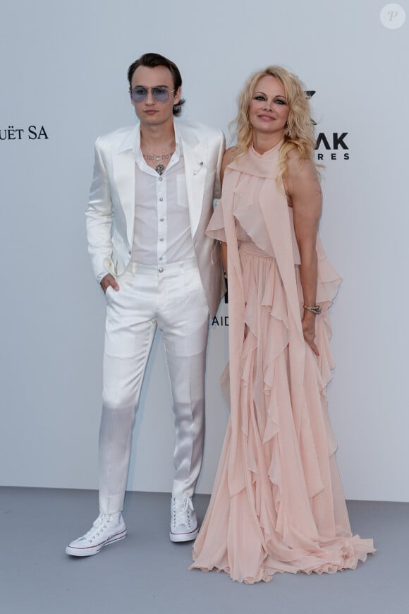 Pamela Anderson et son fils Brandon Lee - Photocall de la soirée AmfAR Gala Cannes 2019 à l'Eden Roc au Cap d'Antibes, lors du 72ème Festival International du Film de Cannes, le 23 mai 2019. © Jacovides / Moreau / Bestimage