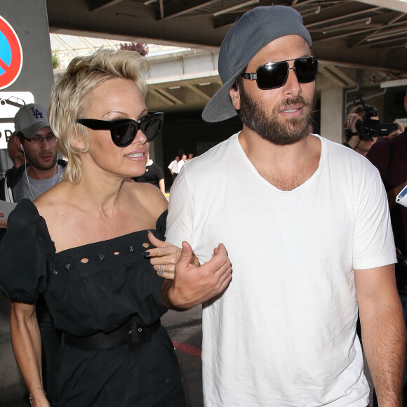 Pamela Anderson, attendue par de nombreux fans à qui elle a signé des autographes, arrive avec son mari Rick Salomon à l'aéroport de Nice pour le festival de Cannes. L'actrice et son mari se sont ensuite rendus à l'hôtel Eden Roc au Cap d'Antibes. Le 13 mai 2014