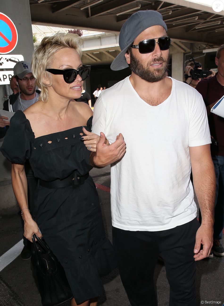Pamela Anderson, attendue par de nombreux fans à qui elle a signé des autographes, arrive avec son mari Rick Salomon à l&#039;aéroport de Nice pour le festival de Cannes. L&#039;actrice et son mari se sont ensuite rendus à l&#039;hôtel Eden Roc au Cap d&#039;Antibes. Le 13 mai 2014