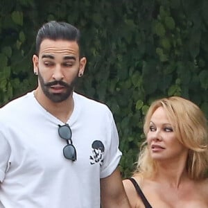 Exclusif - Pamela Anderson et son compagnon Adil Rami se baladent en amoureux dans le quartier de Malibu à Los Angeles, le 6 juin 2019