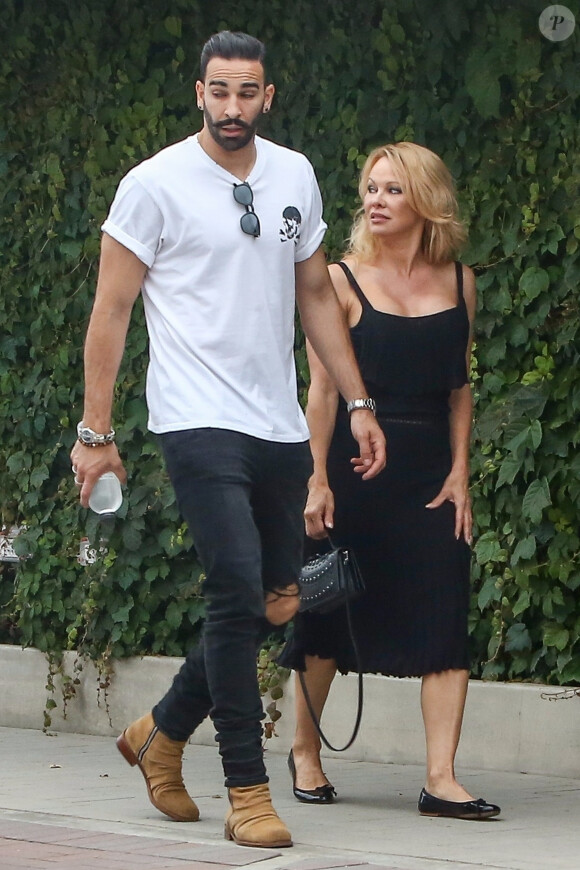 Exclusif - Pamela Anderson et son compagnon Adil Rami se baladent en amoureux dans le quartier de Malibu à Los Angeles, le 6 juin 2019