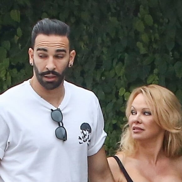 Exclusif - Pamela Anderson et son compagnon Adil Rami se baladent en amoureux dans le quartier de Malibu à Los Angeles, le 6 juin 2019