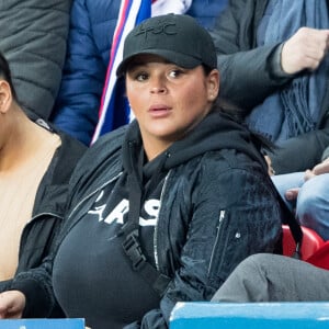 Sarah Fraisou mange une pizza lors du match - People dans les tribunes du parc des princes lors du match de championnat de Ligue 1 Conforama opposant le Paris Saint-Germain (PSG) à Lille le 22 Novembre 2019 à Paris © Cyril Moreau / Bestimage