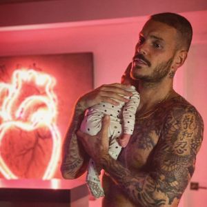 M. Pokora avec son fils Isaiah dans les bras le 12 février 2020.