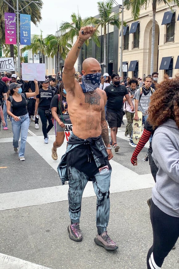 Le mannequin Jeremy Meeks manifeste avec le mouvement Black Lives Matter contre les violences policières, suite à la mort de George Floyd. Los Angeles, le 30 mai 2020.