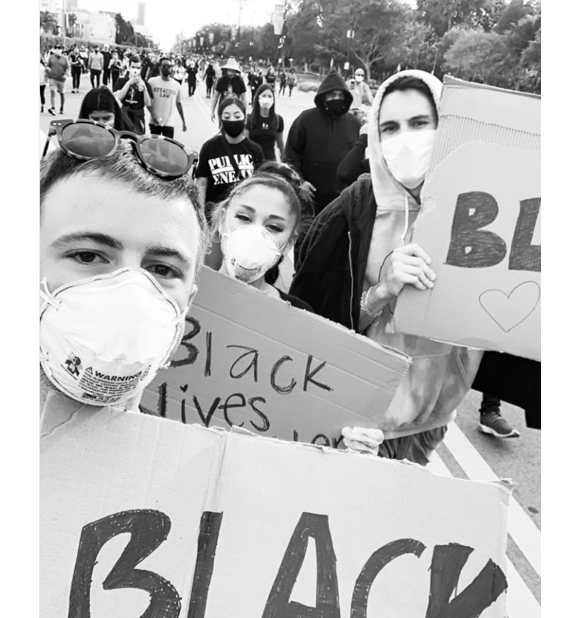 Ariana Grande, son petit ami Dalton Gomez et son ami Dough Middlebrook manifestent avec le mouvement Black Lives Matter. Los Angeles, le 30 mai 2020.