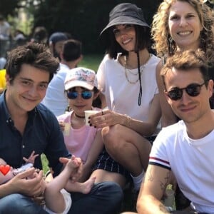 Alexandra Rosenfeld et Hugo Clément en famille pour retrouver des amis dans un parc de Paris le 31 mai 2020, dont Martin Weill.