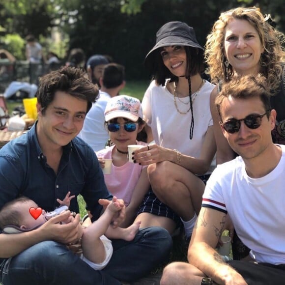 Alexandra Rosenfeld et Hugo Clément en famille pour retrouver des amis dans un parc de Paris le 31 mai 2020, dont Martin Weill.