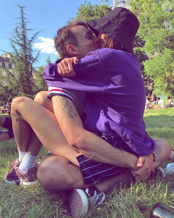 Alexandra Rosenfeld et Hugo Clément très amoureux pour retrouver des amis dans un parc de Paris le 31 mai 2020, dont Martin Weill.