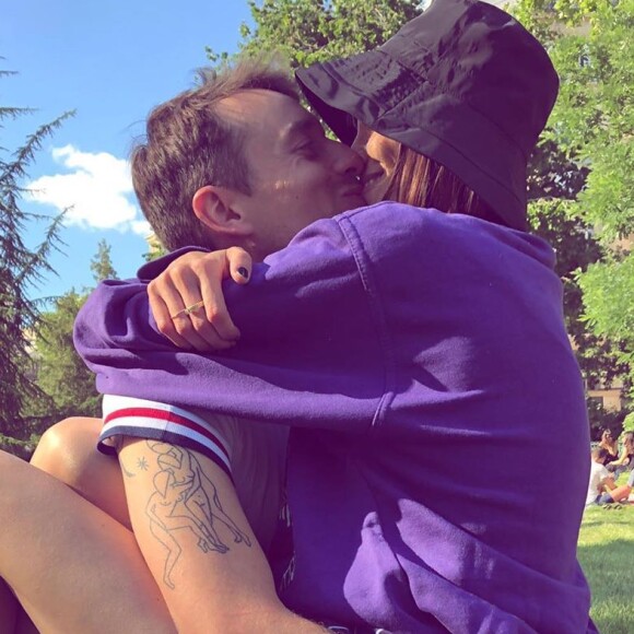 Alexandra Rosenfeld et Hugo Clément très amoureux pour retrouver des amis dans un parc de Paris le 31 mai 2020, dont Martin Weill.