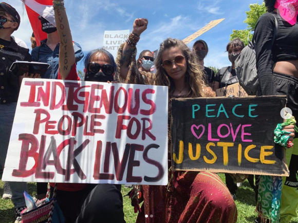 Paris Jackson manifeste avec le mouvement Black Lives Matter, contre les violences policières, après la mort de George Floyd. Los Angeles, le 30 mai 2020.