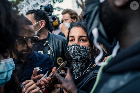 Leïla Bekhti - People à la manifestation de soutien à Adama Traoré devant le tribunal de Paris le 2 juin 2020. Environ 20.000 personnes ont participé mardi soir devant le tribunal de Paris à un rassemblement interdit, émaillé d'incidents, à l'appel du comité de soutien à la famille d'Adama Traoré, jeune homme noir de 24 ans mort en 2016 après son interpellation. © Cyril Moreau / Bestimage