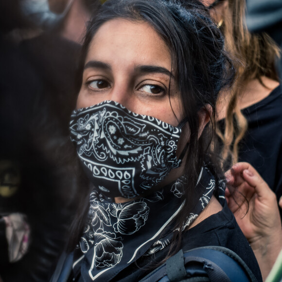 Leïla Bekhti - People à la manifestation de soutien à Adama Traoré devant le tribunal de Paris le 2 juin 2020. Environ 20.000 personnes ont participé mardi soir devant le tribunal de Paris à un rassemblement interdit, émaillé d'incidents, à l'appel du comité de soutien à la famille d'Adama Traoré, jeune homme noir de 24 ans mort en 2016 après son interpellation. © Cyril Moreau / Bestimage