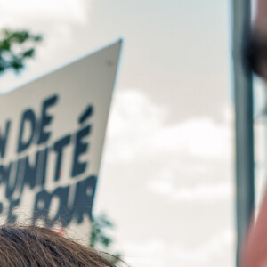Daphné Bürki - People à la manifestation de soutien à Adama Traoré devant le tribunal de Paris le 2 juin 2020. Environ 20.000 personnes ont participé mardi soir devant le tribunal de Paris à un rassemblement interdit, émaillé d'incidents, à l'appel du comité de soutien à la famille d'Adama Traoré, jeune homme noir de 24 ans mort en 2016 après son interpellation. © Cyril Moreau / Bestimage
