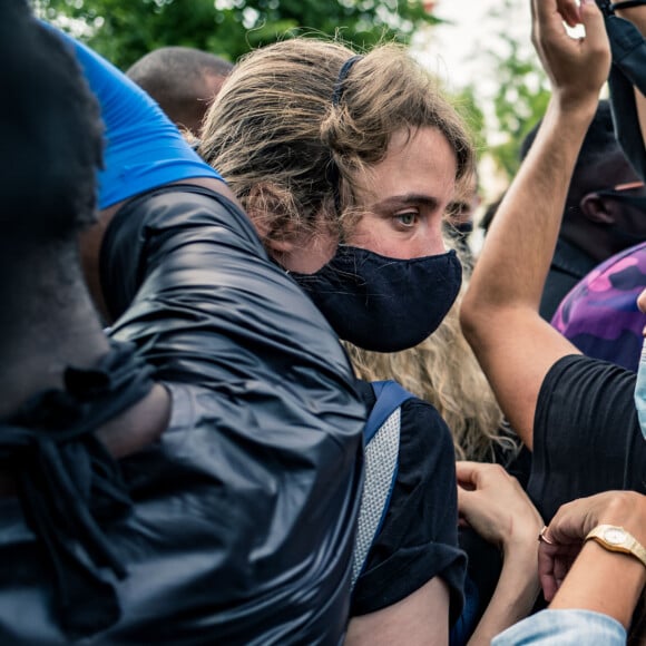 Adèle Haenel et Géraldine Nakache - People à la manifestation de soutien à Adama Traoré devant le tribunal de Paris le 2 juin 2020. Environ 20.000 personnes ont participé mardi soir devant le tribunal de Paris à un rassemblement interdit, émaillé d'incidents, à l'appel du comité de soutien à la famille d'Adama Traoré, jeune homme noir de 24 ans mort en 2016 après son interpellation. © Cyril Moreau / Bestimage