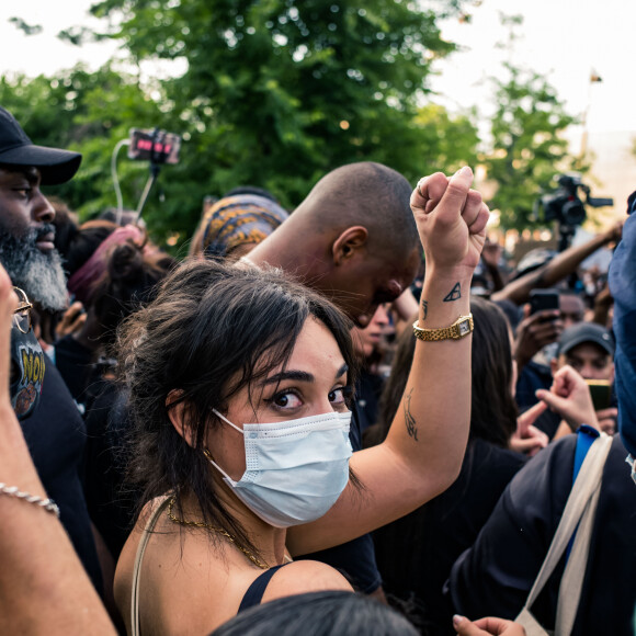 Camélia Jordana - People à la manifestation de soutien à Adama Traoré devant le tribunal de Paris le 2 juin 2020. Environ 20.000 personnes ont participé mardi soir devant le tribunal de Paris à un rassemblement interdit, émaillé d'incidents, à l'appel du comité de soutien à la famille d'Adama Traoré, jeune homme noir de 24 ans mort en 2016 après son interpellation. © Cyril Moreau / Bestimage