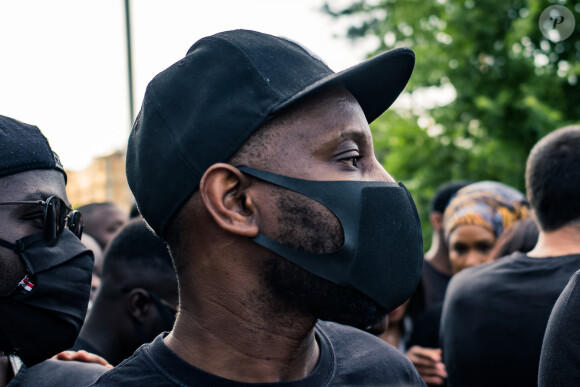 Abd al Malik - People à la manifestation de soutien à Adama Traoré devant le tribunal de Paris le 2 juin 2020. Environ 20.000 personnes ont participé mardi soir devant le tribunal de Paris à un rassemblement interdit, émaillé d'incidents, à l'appel du comité de soutien à la famille d'Adama Traoré, jeune homme noir de 24 ans mort en 2016 après son interpellation. © Cyril Moreau / Bestimage