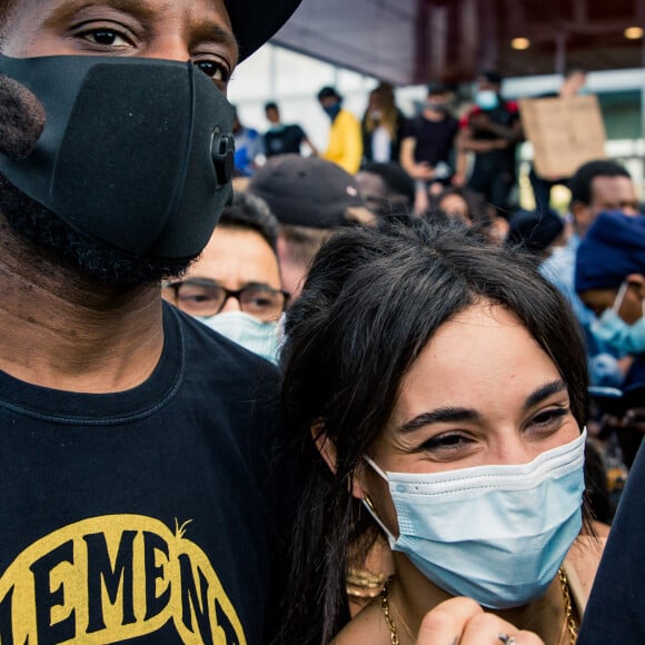 Camélia Jordana et Abd al Malik - People à la manifestation de soutien à Adama Traoré devant le tribunal de Paris le 2 juin 2020. Environ 20.000 personnes ont participé mardi soir devant le tribunal de Paris à un rassemblement interdit, émaillé d'incidents, à l'appel du comité de soutien à la famille d'Adama Traoré, jeune homme noir de 24 ans mort en 2016 après son interpellation. © Cyril Moreau / Bestimage