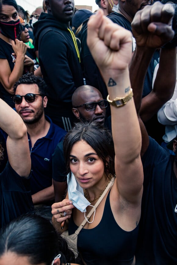 Camélia Jordana - People à la manifestation de soutien à Adama Traoré devant le tribunal de Paris le 2 juin 2020. Environ 20.000 personnes ont participé mardi soir devant le tribunal de Paris à un rassemblement interdit, émaillé d'incidents, à l'appel du comité de soutien à la famille d'Adama Traoré, jeune homme noir de 24 ans mort en 2016 après son interpellation. © Cyril Moreau / Bestimage