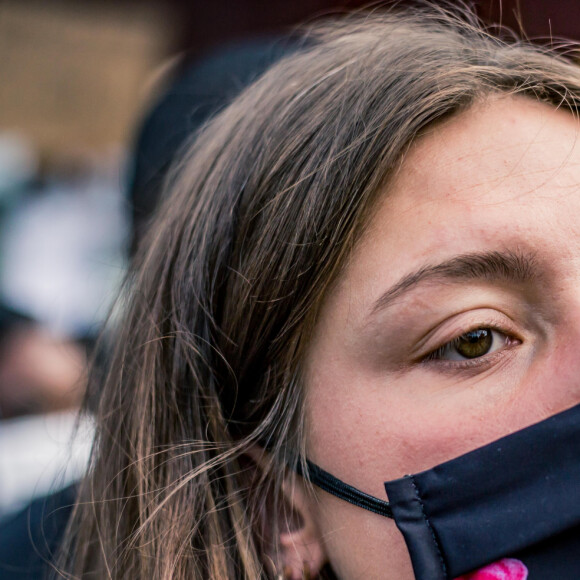 Adèle Exarchopoulos - People à la manifestation de soutien à Adama Traoré devant le tribunal de Paris le 2 juin 2020. Environ 20.000 personnes ont participé mardi soir devant le tribunal de Paris à un rassemblement interdit, émaillé d'incidents, à l'appel du comité de soutien à la famille d'Adama Traoré, jeune homme noir de 24 ans mort en 2016 après son interpellation. © Cyril Moreau / Bestimage