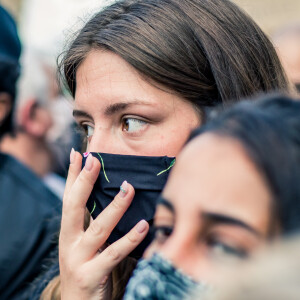 Adèle Exarchopoulos - People à la manifestation de soutien à Adama Traoré devant le tribunal de Paris le 2 juin 2020. Environ 20.000 personnes ont participé mardi soir devant le tribunal de Paris à un rassemblement interdit, émaillé d'incidents, à l'appel du comité de soutien à la famille d'Adama Traoré, jeune homme noir de 24 ans mort en 2016 après son interpellation. © Cyril Moreau / Bestimage