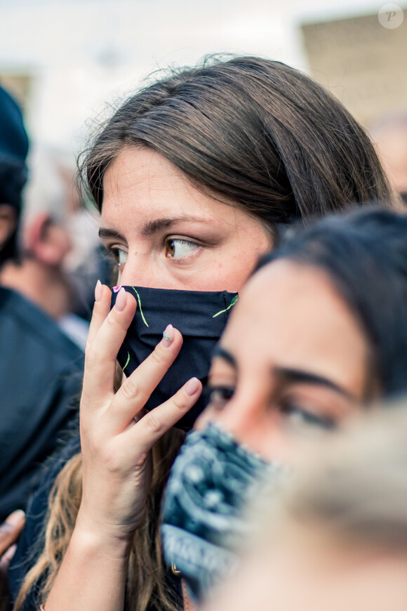 Adèle Exarchopoulos - People à la manifestation de soutien à Adama Traoré devant le tribunal de Paris le 2 juin 2020. Environ 20.000 personnes ont participé mardi soir devant le tribunal de Paris à un rassemblement interdit, émaillé d'incidents, à l'appel du comité de soutien à la famille d'Adama Traoré, jeune homme noir de 24 ans mort en 2016 après son interpellation. © Cyril Moreau / Bestimage