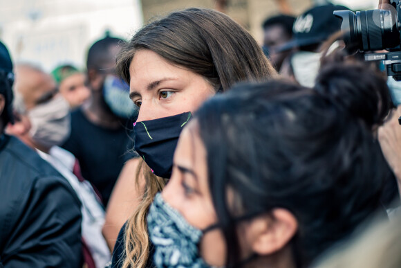 Adèle Exarchopoulos - People à la manifestation de soutien à Adama Traoré devant le tribunal de Paris le 2 juin 2020. Environ 20.000 personnes ont participé mardi soir devant le tribunal de Paris à un rassemblement interdit, émaillé d'incidents, à l'appel du comité de soutien à la famille d'Adama Traoré, jeune homme noir de 24 ans mort en 2016 après son interpellation. © Cyril Moreau / Bestimage