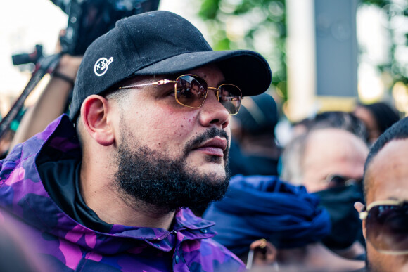 Le rappeur et acteur Sadek - People à la manifestation de soutien à Adama Traoré devant le tribunal de Paris le 2 juin 2020. Environ 20.000 personnes ont participé mardi soir devant le tribunal de Paris à un rassemblement interdit, émaillé d'incidents, à l'appel du comité de soutien à la famille d'Adama Traoré, jeune homme noir de 24 ans mort en 2016 après son interpellation. © Cyril Moreau / Bestimage