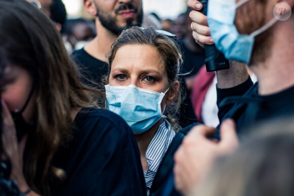 Marina Foïs - People à la manifestation de soutien à Adama Traoré devant le tribunal de Paris le 2 juin 2020. Environ 20.000 personnes ont participé mardi soir devant le tribunal de Paris à un rassemblement interdit, émaillé d'incidents, à l'appel du comité de soutien à la famille d'Adama Traoré, jeune homme noir de 24 ans mort en 2016 après son interpellation. © Cyril Moreau / Bestimage