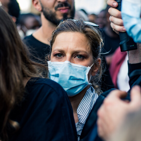 Marina Foïs - People à la manifestation de soutien à Adama Traoré devant le tribunal de Paris le 2 juin 2020. Environ 20.000 personnes ont participé mardi soir devant le tribunal de Paris à un rassemblement interdit, émaillé d'incidents, à l'appel du comité de soutien à la famille d'Adama Traoré, jeune homme noir de 24 ans mort en 2016 après son interpellation. © Cyril Moreau / Bestimage