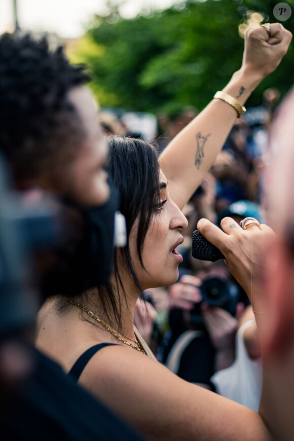 Camélia Jordana - People à la manifestation de soutien à Adama Traoré devant le tribunal de Paris le 2 juin 2020. Environ 20.000 personnes ont participé mardi soir devant le tribunal de Paris à un rassemblement interdit, émaillé d'incidents, à l'appel du comité de soutien à la famille d'Adama Traoré, jeune homme noir de 24 ans mort en 2016 après son interpellation. © Cyril Moreau / Bestimage