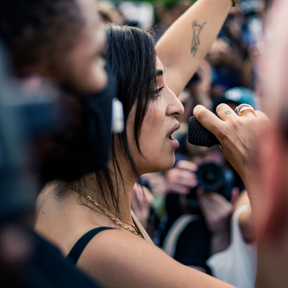 Camélia Jordana - People à la manifestation de soutien à Adama Traoré devant le tribunal de Paris le 2 juin 2020. Environ 20.000 personnes ont participé mardi soir devant le tribunal de Paris à un rassemblement interdit, émaillé d'incidents, à l'appel du comité de soutien à la famille d'Adama Traoré, jeune homme noir de 24 ans mort en 2016 après son interpellation. © Cyril Moreau / Bestimage