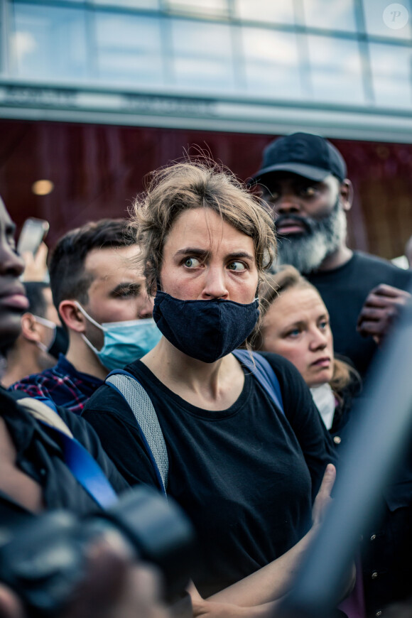 Adèle Haenel - People à la manifestation de soutien à Adama Traoré devant le tribunal de Paris le 2 juin 2020. Environ 20.000 personnes ont participé mardi soir devant le tribunal de Paris à un rassemblement interdit, émaillé d'incidents, à l'appel du comité de soutien à la famille d'Adama Traoré, jeune homme noir de 24 ans mort en 2016 après son interpellation. © Cyril Moreau / Bestimage