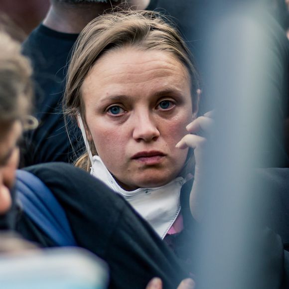 Sara Forestier - People à la manifestation de soutien à Adama Traoré devant le tribunal de Paris le 2 juin 2020. Environ 20.000 personnes ont participé mardi soir devant le tribunal de Paris à un rassemblement interdit, émaillé d'incidents, à l'appel du comité de soutien à la famille d'Adama Traoré, jeune homme noir de 24 ans mort en 2016 après son interpellation. © Cyril Moreau / Bestimage