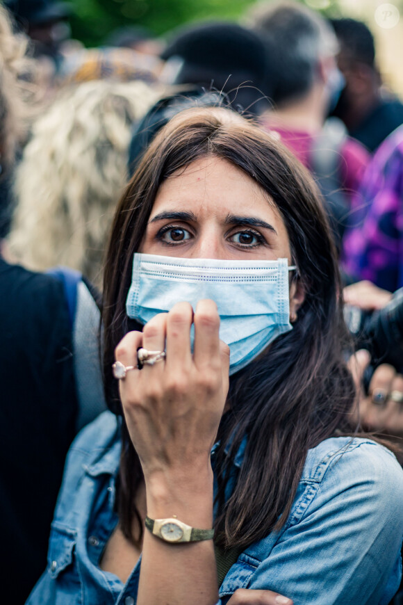 Géraldine Nakache - People à la manifestation de soutien à Adama Traoré devant le tribunal de Paris le 2 juin 2020. Environ 20.000 personnes ont participé mardi soir devant le tribunal de Paris à un rassemblement interdit, émaillé d'incidents, à l'appel du comité de soutien à la famille d'Adama Traoré, jeune homme noir de 24 ans mort en 2016 après son interpellation. © Cyril Moreau / Bestimage