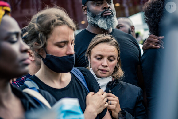 Adèle Haenel, Aïssa Maïga, Sara Forestier - People à la manifestation de soutien à Adama Traoré devant le tribunal de Paris le 2 juin 2020. Environ 20.000 personnes ont participé mardi soir devant le tribunal de Paris à un rassemblement interdit, émaillé d'incidents, à l'appel du comité de soutien à la famille d'Adama Traoré, jeune homme noir de 24 ans mort en 2016 après son interpellation. © Cyril Moreau / Bestimage
