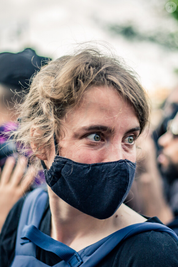 Adèle Haenel - People à la manifestation de soutien à Adama Traoré devant le tribunal de Paris le 2 juin 2020. Environ 20.000 personnes ont participé mardi soir devant le tribunal de Paris à un rassemblement interdit, émaillé d'incidents, à l'appel du comité de soutien à la famille d'Adama Traoré, jeune homme noir de 24 ans mort en 2016 après son interpellation. © Cyril Moreau / Bestimage